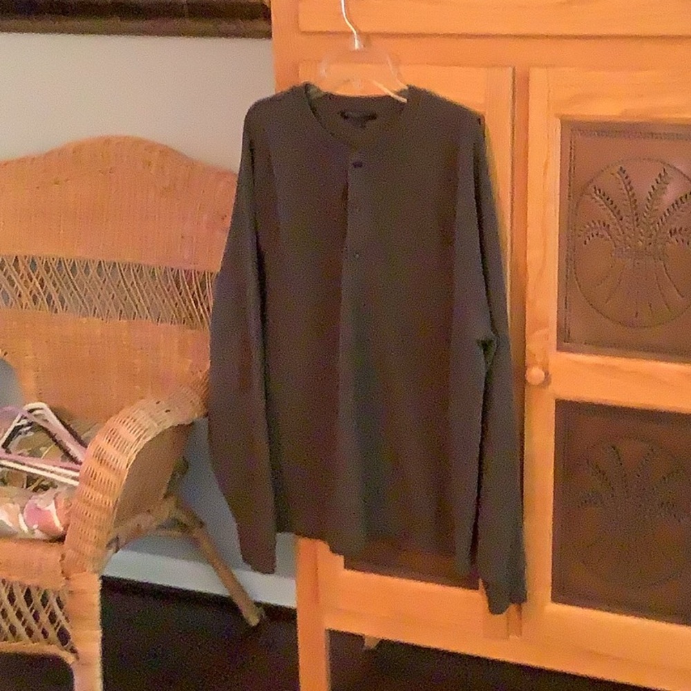 Men’s three button shirt, size xl